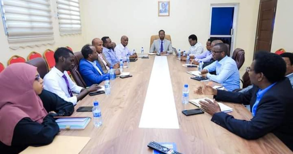 Agaasimaha Guud ee W/Arrimaha Guddaha JFS oo la kulmay agaasime waaxeedyada