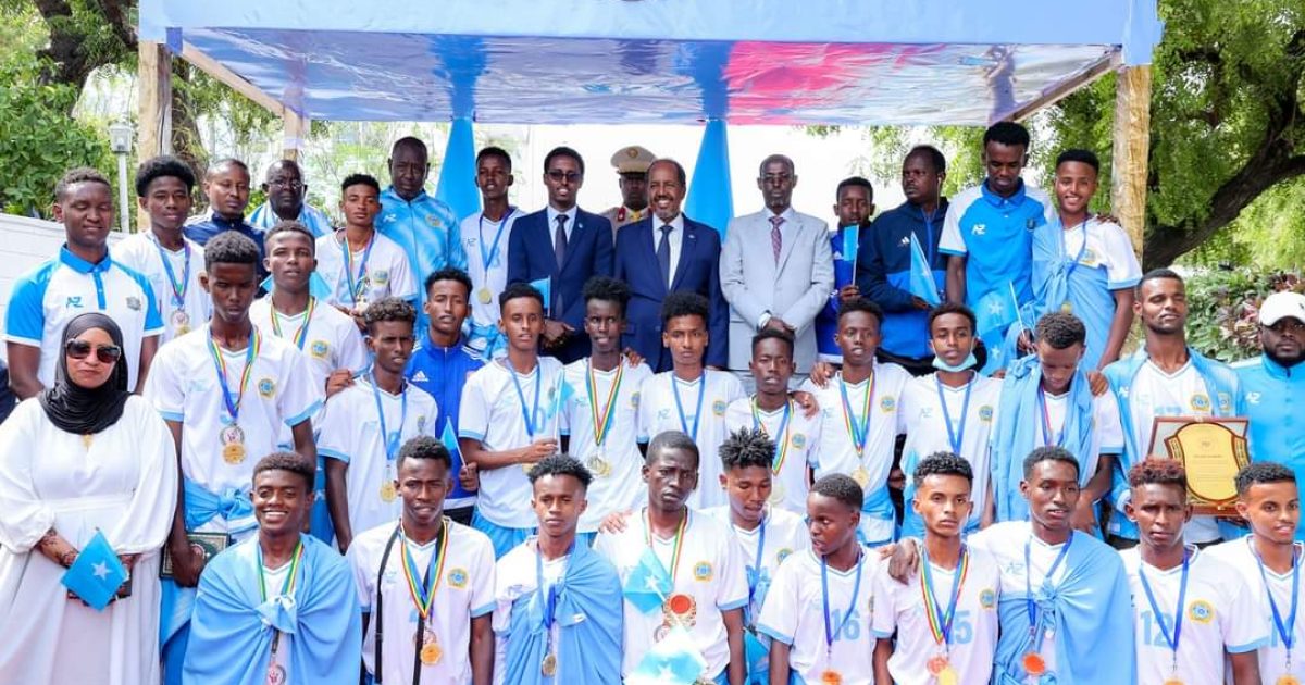 Madaxweynaha Dalka Oo Billad Sharaf Guddoonsiiyay Xulka Qaranka 17Jirrada “SAWIRRO”