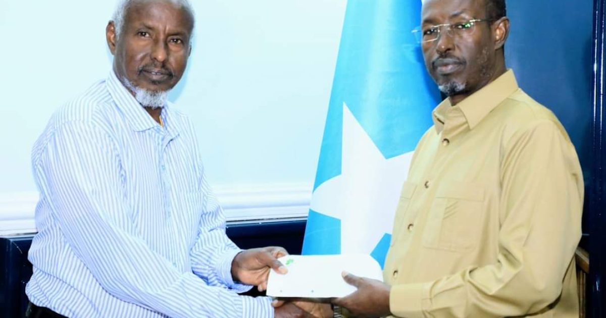 Duqa Muqdisho Oo Deeq Lacag Ah Geersiiyay Dr Cabdiraxmaan Xasan Cawaale 