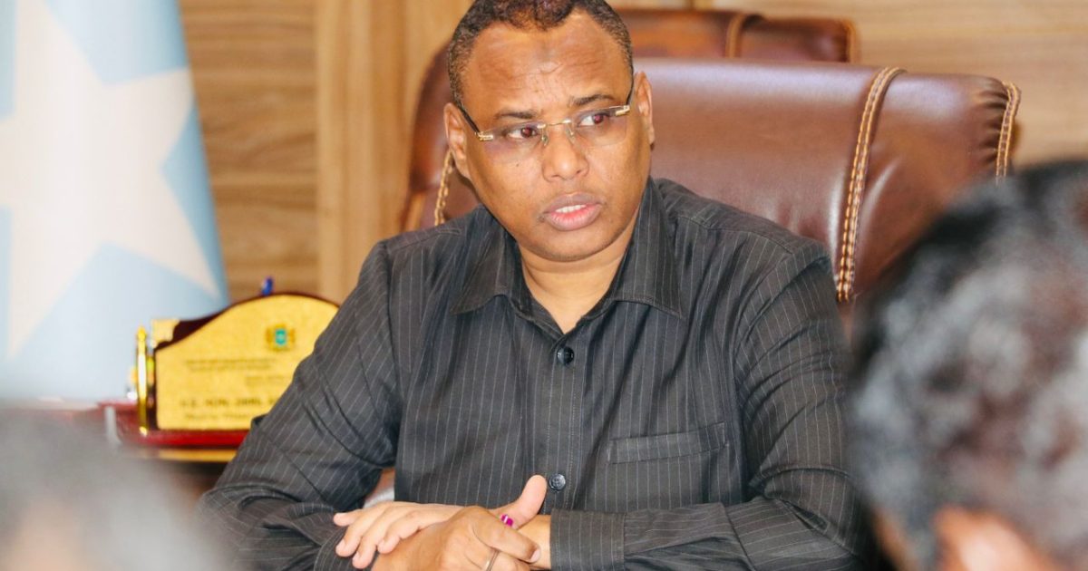 Wasiirka Ganacsiga XFS Oo Amaro Duldhigay Bangiyada Ganacsiga Ee Dalka