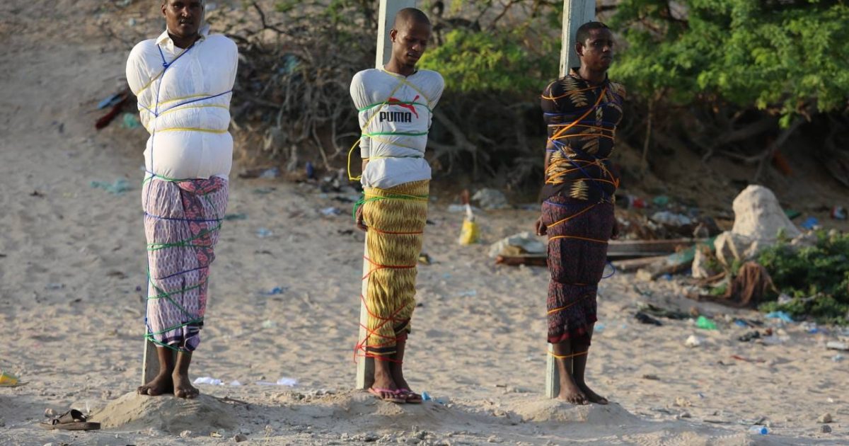 Maxkamadda Ciidamada Qalabka sida oo dil toogasho ku fulisay Saddex katirsanaa kooxda Khawaarijta Al-Shabaab