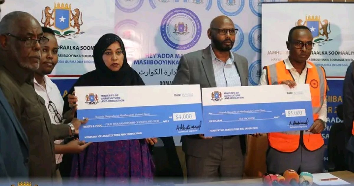 Wasaaradda Beeraha XFS Oo Shan Kun Dollar Ku Wareejisay Guddoomiyaha Hay’adda Musiibooyinka Qaranka