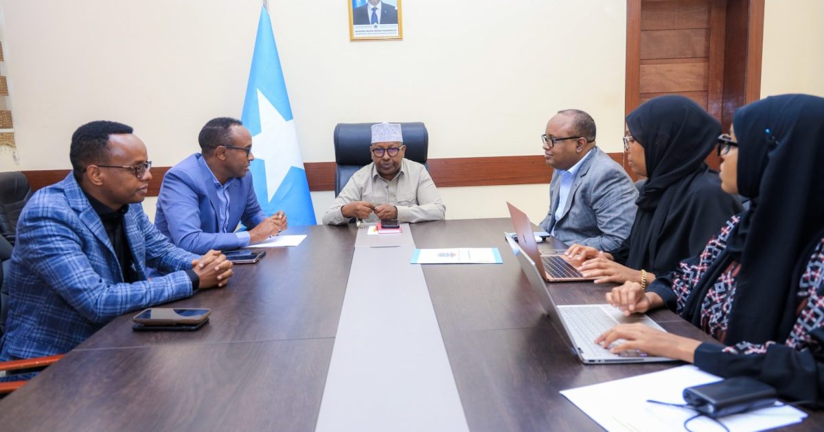 Wasiirka Arrimaha Guddaha XFS oo kulan la qaatay guddoomiyaha hey’adda maareynta musiibooyinka.