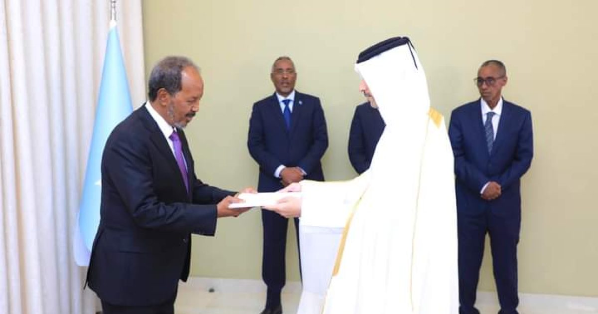 Madaxweyne Xasan Sheekh Oo Warqadaha Aqoonsiga Danjirenimo Ka Guddoomay Safiirka Qatar Ee Soomaaliya