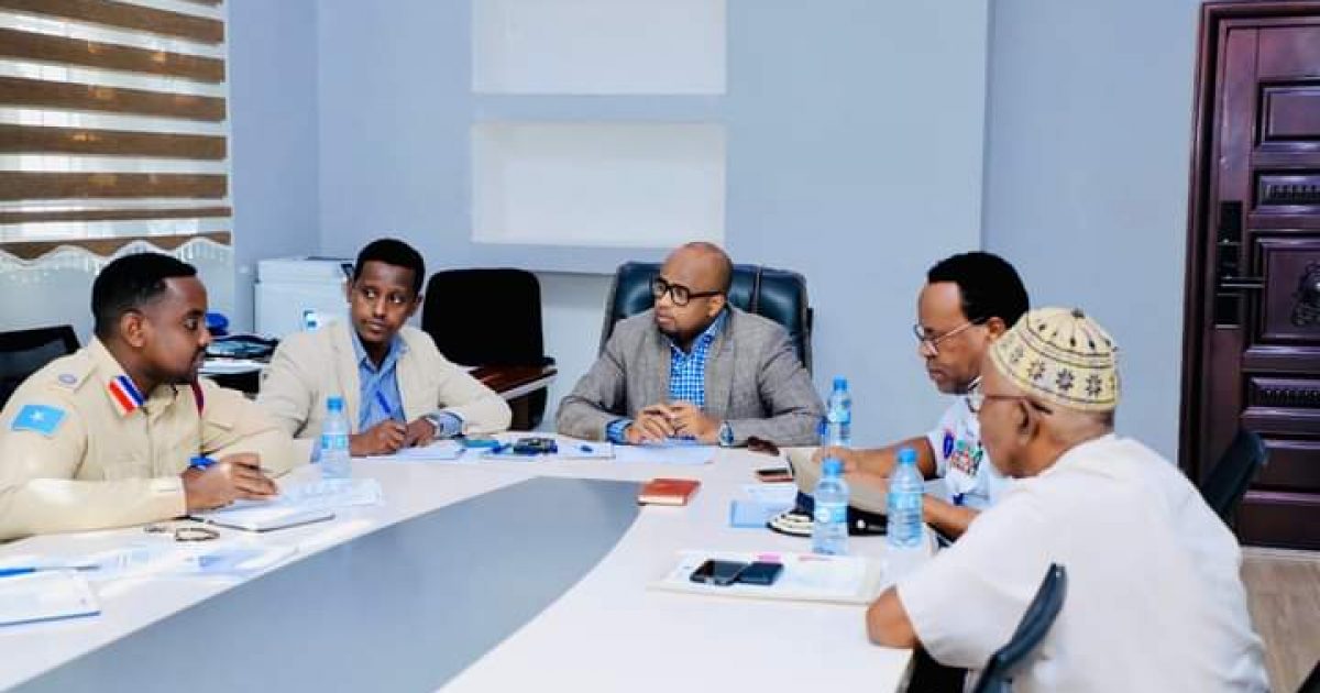 Guddoomiye Ku-xigeenka Maamulka Gobolka Banaadir Oo Kulan La Qaatay Guddiga Dib U Eegista Sharuucda Waddooyinka