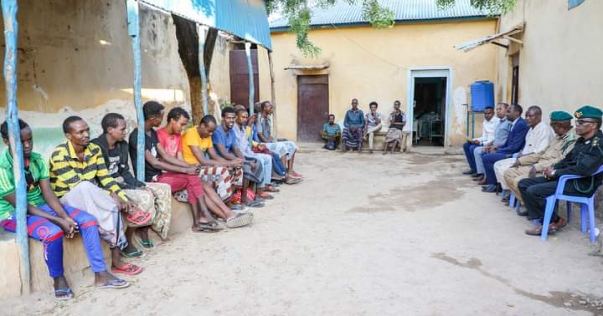 Madaxweyne Laftagareen oo cafis u fidiyey qaar kamid ah maxaabistii ku jirtay xabsiga Baydhaba