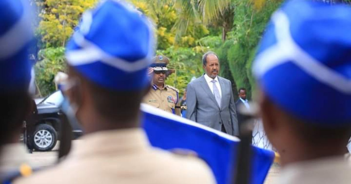 Madaxweyne Xasan Sheekh oo hambalyo u diray ciidanka Booliska Soomaaliyeed