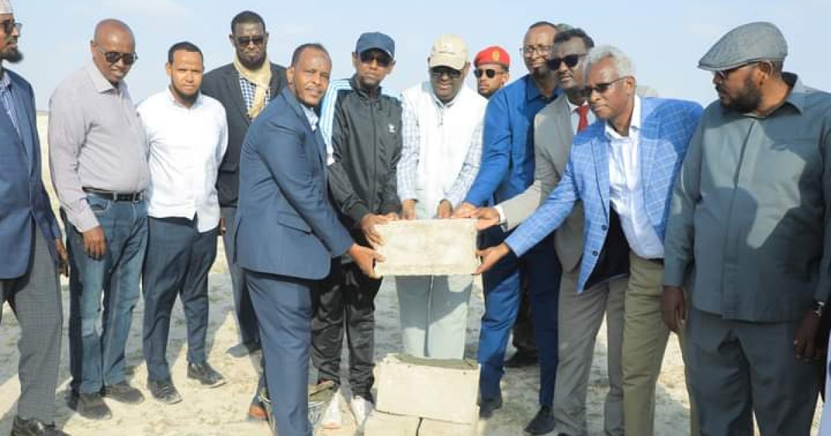 Deni oo dhagax-dhigay xafiisyada howlgalada dekedda Garacad