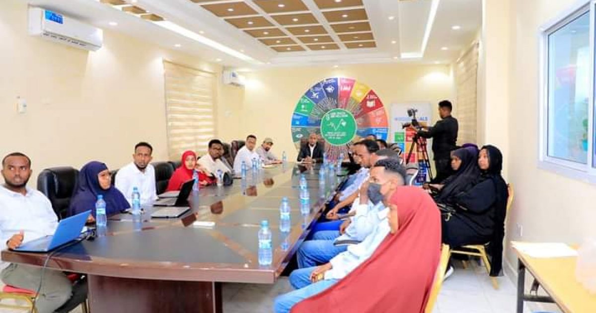 Agaasimaha Guud ee Arrimaha Bulshada Gobolka Banaadir oo bogaadiyay shaqada Waaxda Caafimaadka