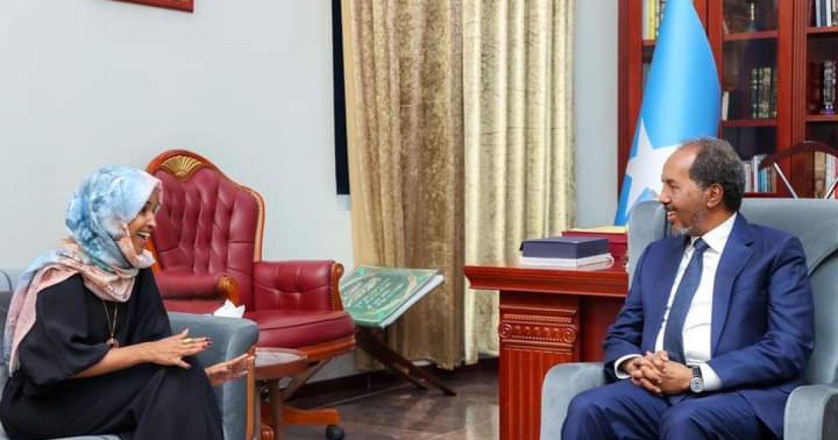 Madaxweyne Xasan Sheekh oo qaabilay Ilhaan Cumar oo ka tirsan Aqalka Wakiilada Dalka Mareykanka