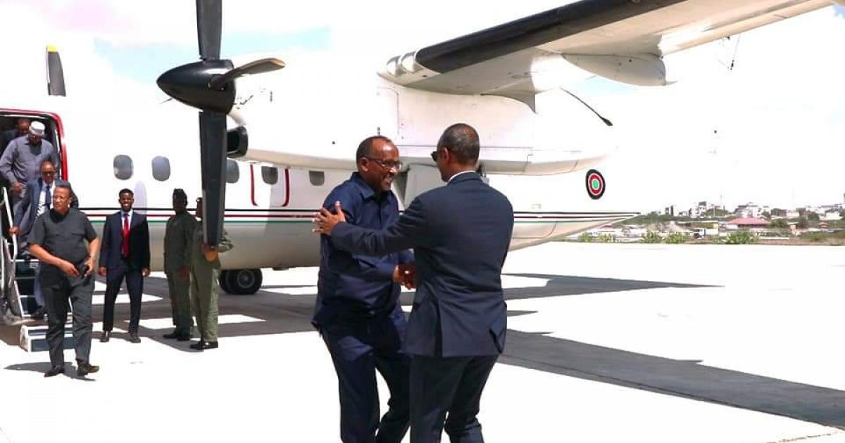 Wasiirka Difaaca Kenya oo soo gaaray Muqdisho.