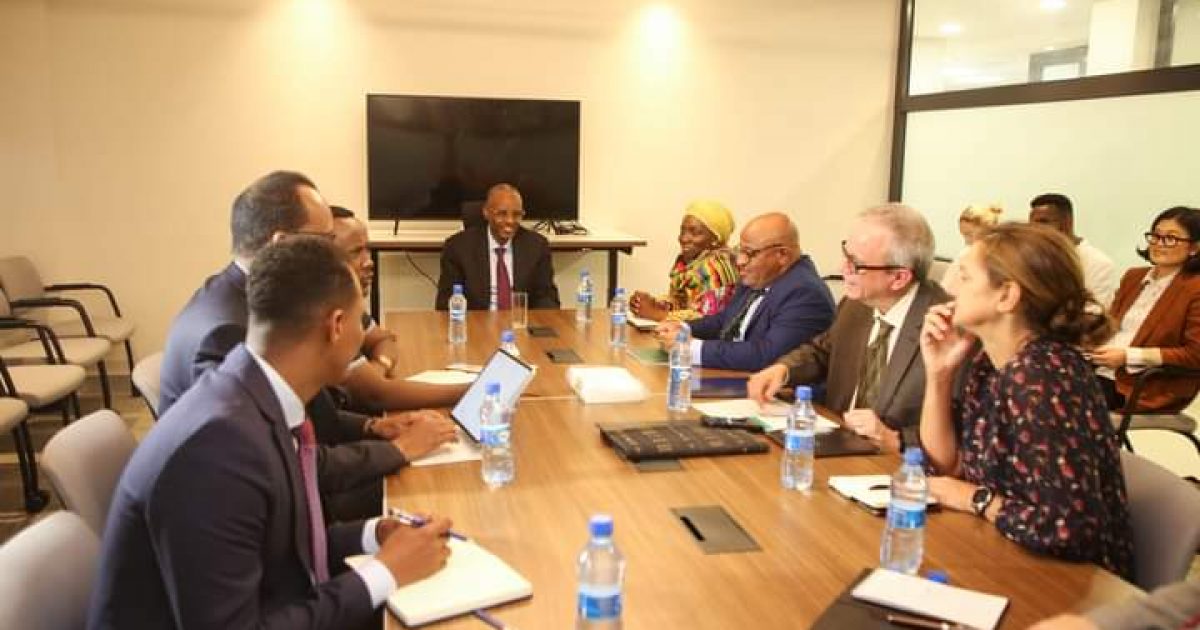 Madaxweynaha Koonfur Galbeed oo Muqdisho kula kulmay Wakiilada Beesha Caalamka ee Soomaaliya