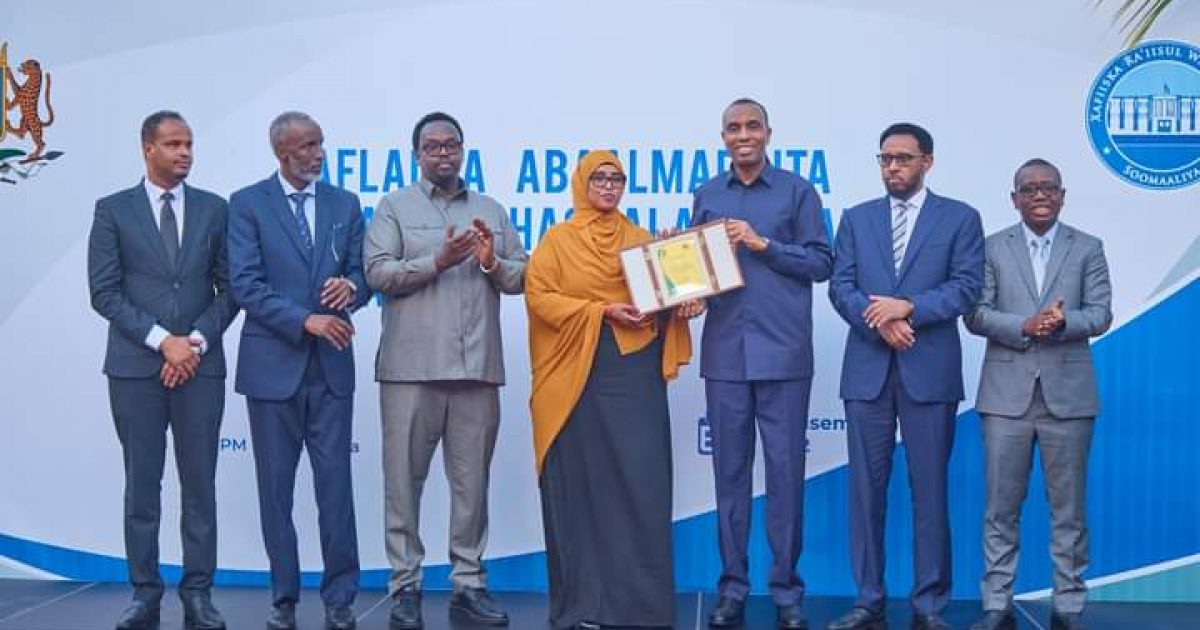 R/W Xamse oo abaalmarin guddoonsiiyay qaar ka mid shaqaalaha xafiiska