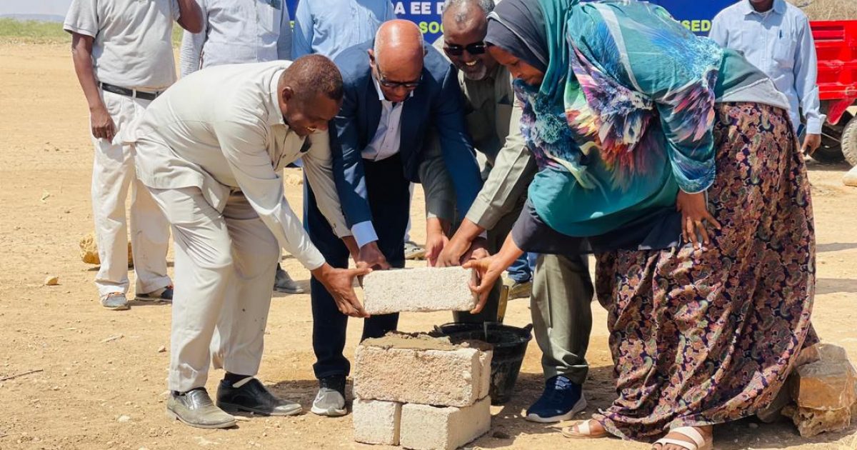 Wasiirka Xanaanada Xoolaha Hirshabeele Oo Dhagax dhigay Suuqa Xoolaha