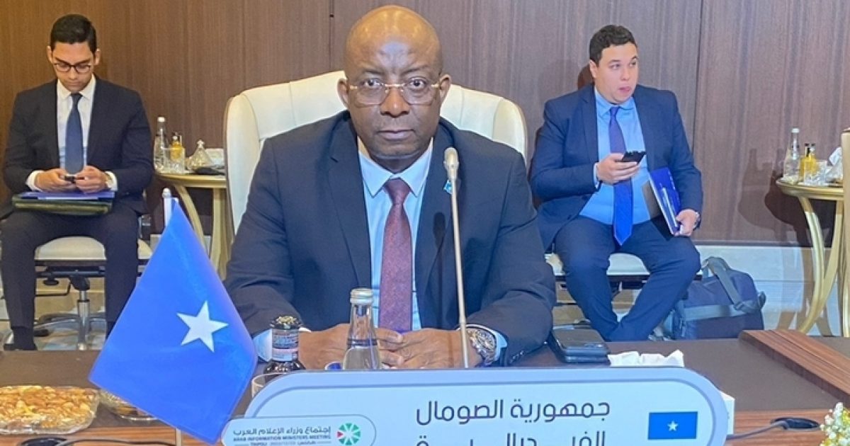 Wasiirka Warfaafinta oo Madaxda Jaamacadda Carabta ugu baaqay taageeridda dagaalka ka dhanka ah khawaarijta