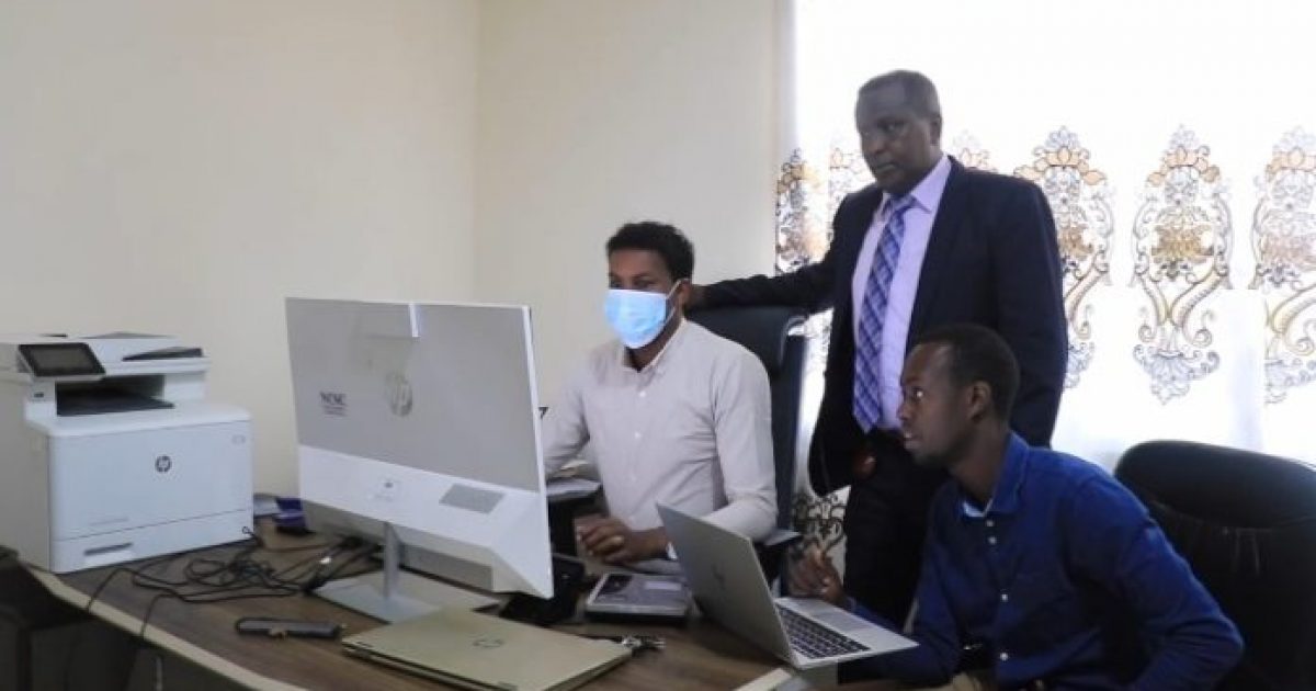 Daawo: Talaabooyinka ay dowladu qaaday si loo xoojiyo la xisaabtanka shaqaalaha (Warbixin)