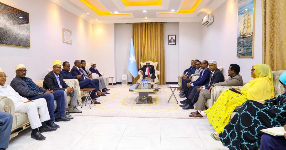 Sheekh Aadan Madoobe oo la kulmay xubnaha Midowga Musharaxiinta KG