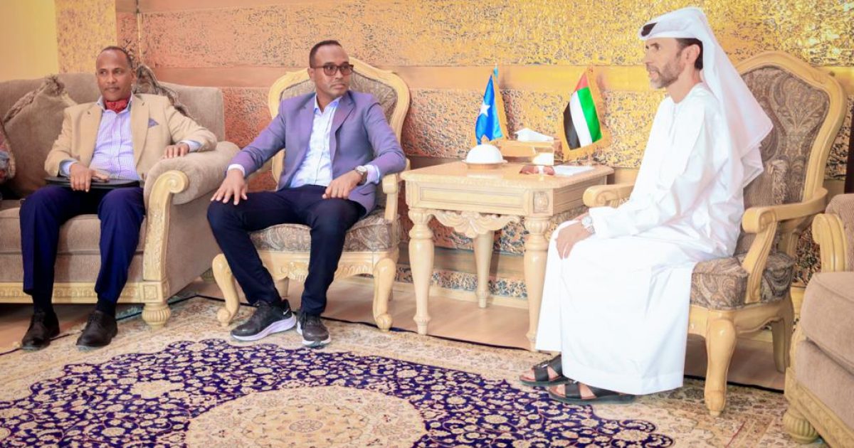 Guddoomiyaha Hey’adda Maareynta Musiibooyinka oo la kulmay Safiirka Imaaraadka Carabta ee Soomaaliya