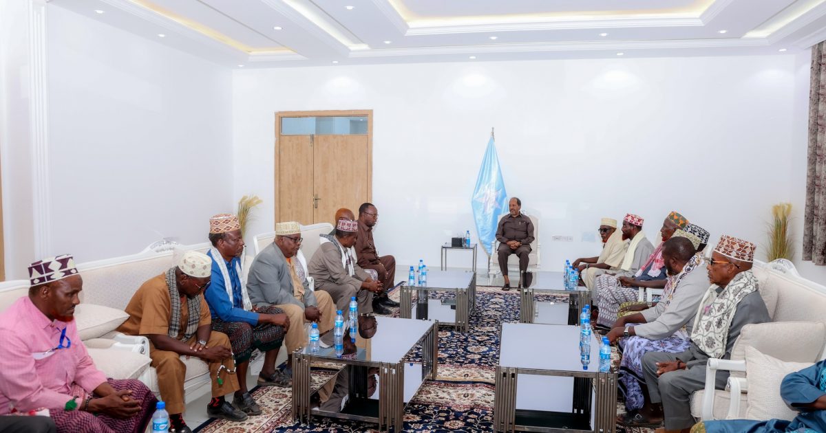 Sawirro: Madaxweyne Xasan Sh. oo Baydhaba kula kulmay odayaasha dhaqanka K/Galbeed