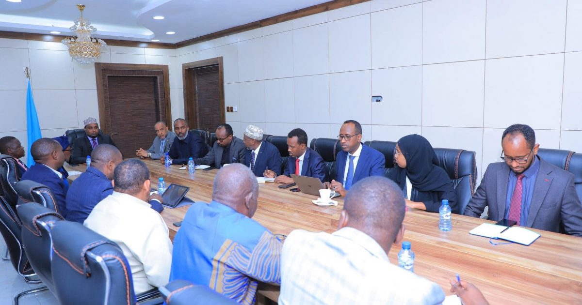 Wasiirka qorsheeynta X.F.S oo qaabilay wafdi ka socday EAC