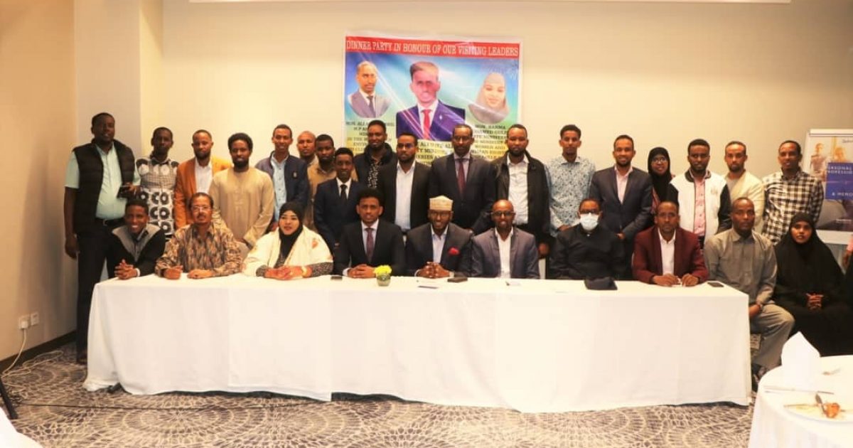 Wasiir ku xigeenka Wasaaradda Kalluumeysiga iyo Dhaqaalaha Bulluuga ah oo Kenya kula kulmay masuuliyiin ka tirsan Dowladda dalkaas.