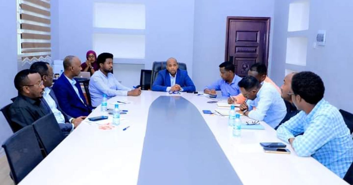 Guddoomiye ku-xigeenka Maamulka ee G/Banaadir oo la kulmay Guddiga qaban-qaabada banbaxa