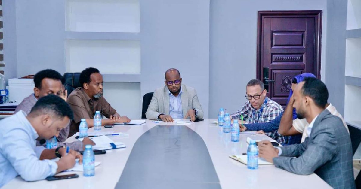 Mudane Ciise Guure Oo Aqalka Hoose Xamar Ku Qaabilay Mas’uuliyiinta IOM