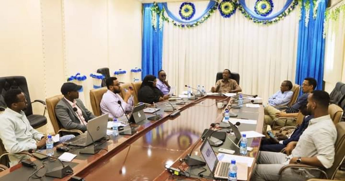 Maxaa looga hadlay shirka fulinta halbeegyada iyo qorshaha Wasaaradda Isgaarsiinta?