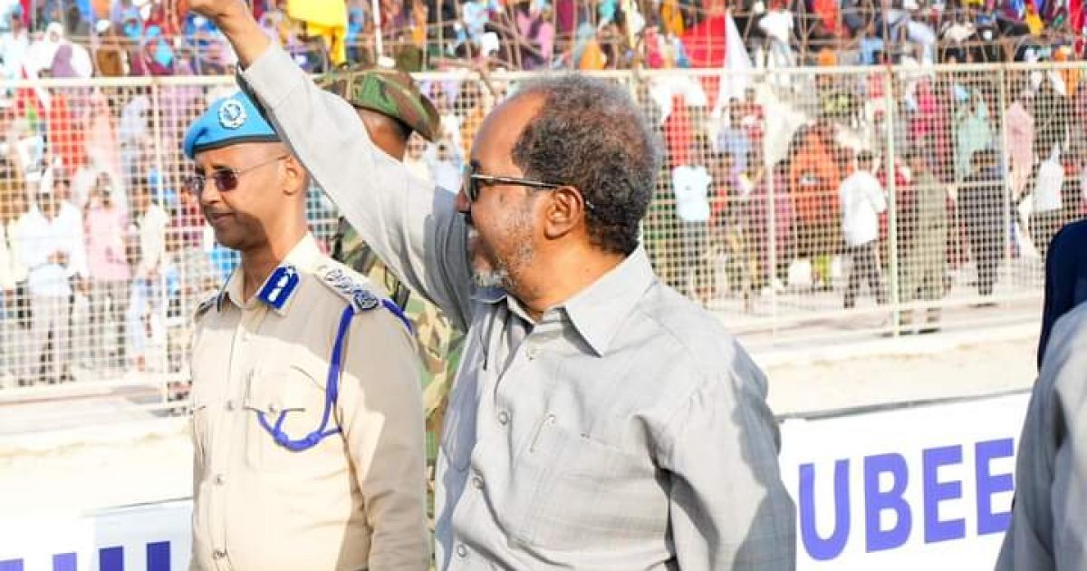 Madaxweyne Xasan Sheekh oo ka qeybgaley Bannaan baxa kacdoonka shacabka