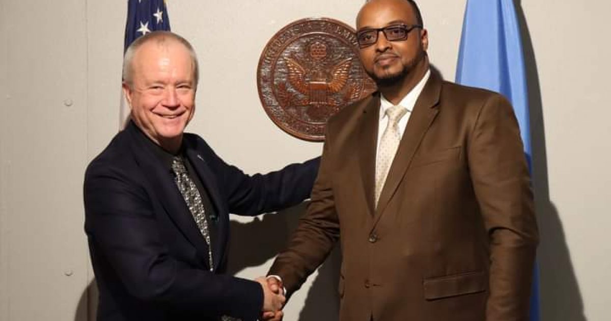 Wasiirka Howlaha Guud ee Soomaaliya oo la kulmay Safiirka Mareykanka ee Soomaaliya