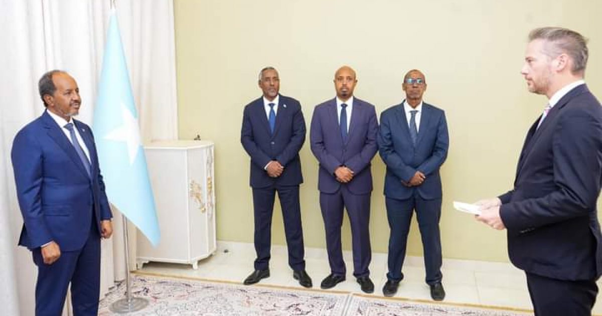 Madaxweyne Xasan Sheekh oo warqadaha aqoonsiga ka Guddoomay Danjireyaasha Dalalka Faransiiska, Slovakia iyo Netherlands