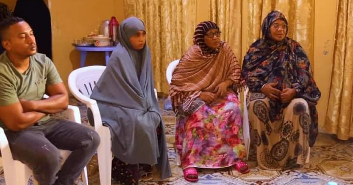 Wasiiru dowlaha Ganacsiga oo booqday ehelada qoyskii uu ka baxay marxuum Abuukar Maxamed