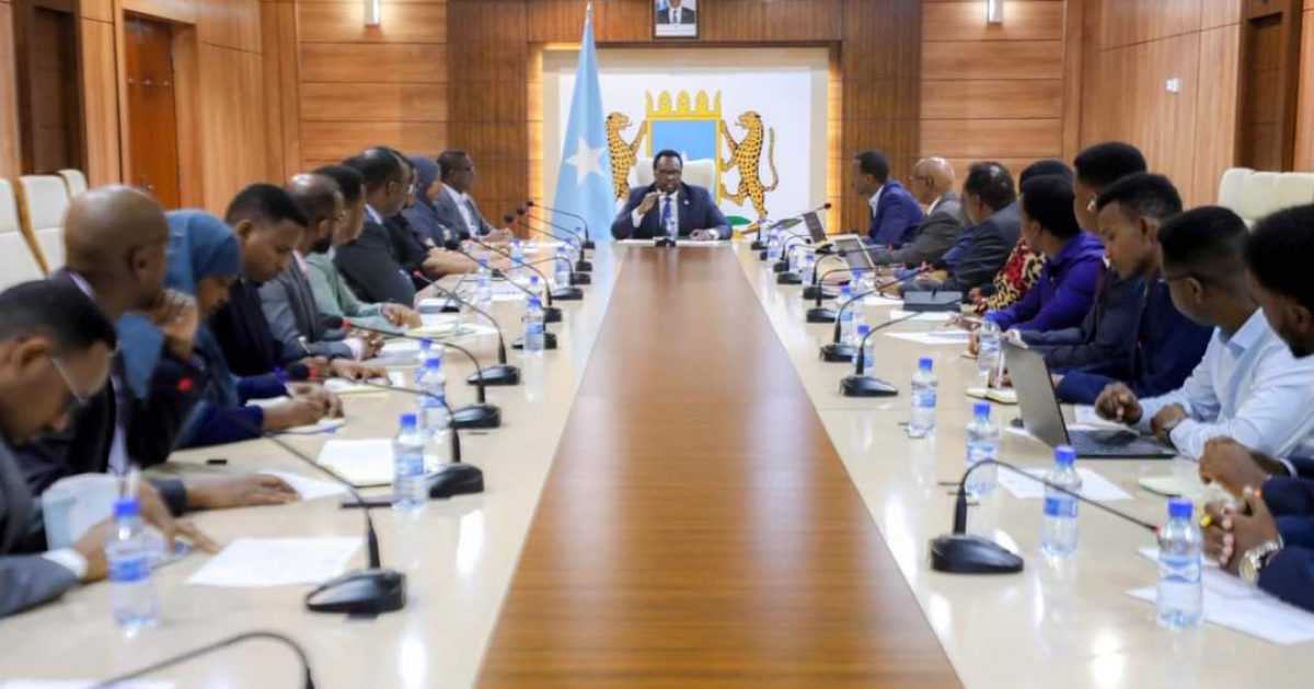 R/Wasaare ku-xigeenka oo shir guddoomiyey kulan hoosadka dhaqalaha