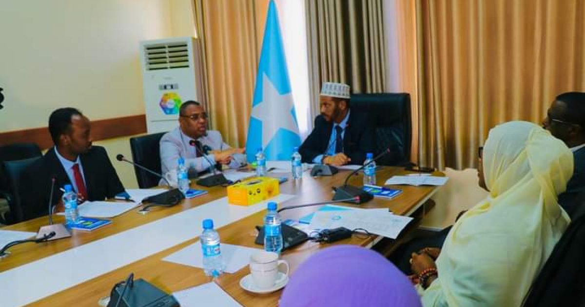 Wasiirka Ganacsiga oo hortegay Guddiga Ganacsiga ee BJFS