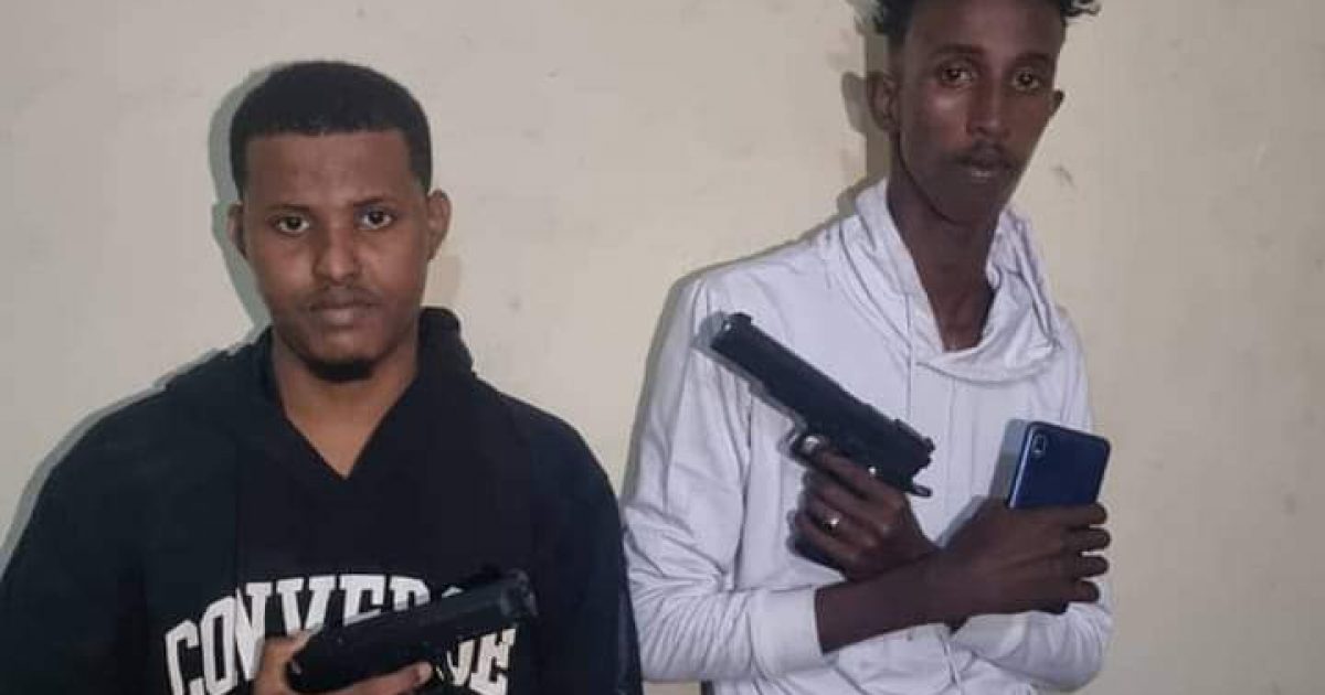 Ciidamada Booliska oo gacanta ku dhigay burcad dadka dhac u geysanayay