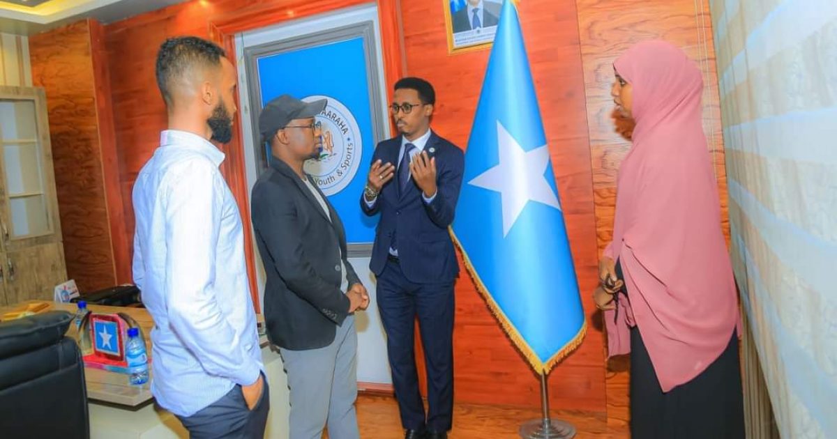 Wasiirka Dhallinyarada XFS oo xafiiskiisa ku qaabilay Fanaanka Cabdirashiid Muxyadiin