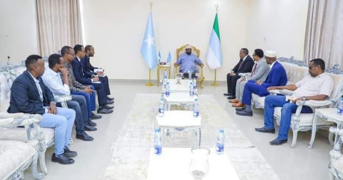 Madaxweynaha Jubaland oo kulan la qaatay wafdi ka socday Bangiga dhaxe 