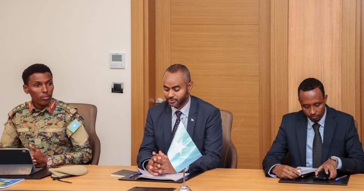 Wasiirka Gashaandhigga oo dhigiisa Jabuuti kala hadlay iskaashiga dagaalka Khawaariijta