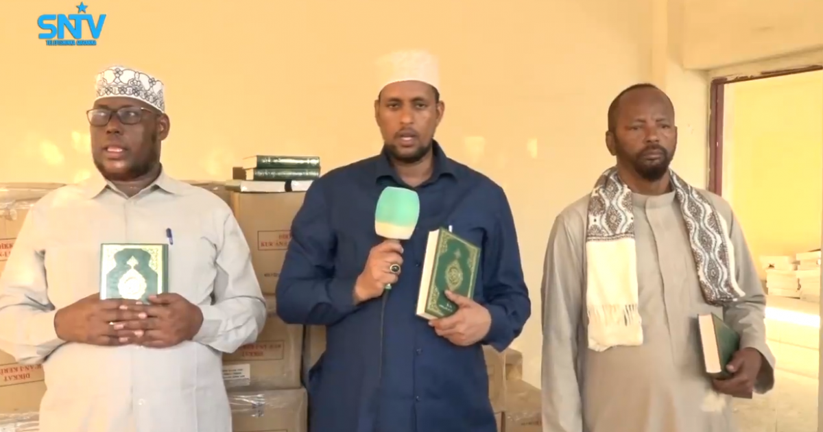 Wasiir ku xigeenka Wasaaradda Awqaafta iyo arrimaha diinta XFS oo Kitaabo Qur’aanka kariimka ah ku wareejiyay M/Koofur galbeed iyo Hirshabeelle