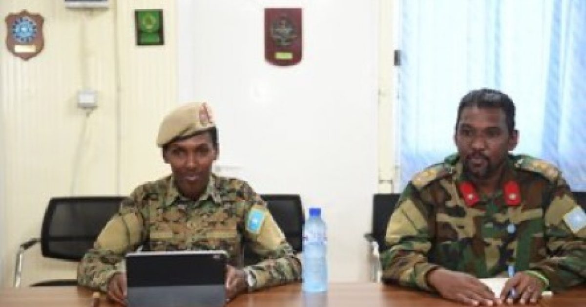 Taliyaha ciidamada xoogga dalka oo la kulmay wakiilka Midowga Afrika ee Soomaaliya