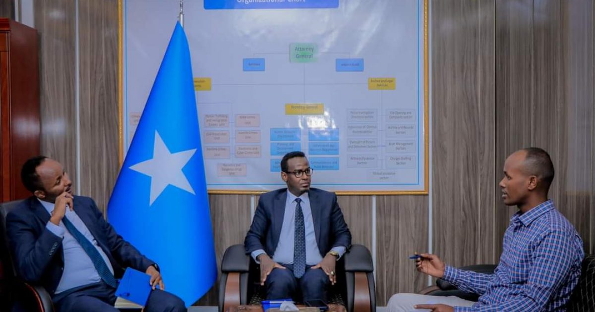 Maxaa looga hadlay kulankii xeer ilaaliyaha guud iyo Taliyaha CID-da? + Sawirro