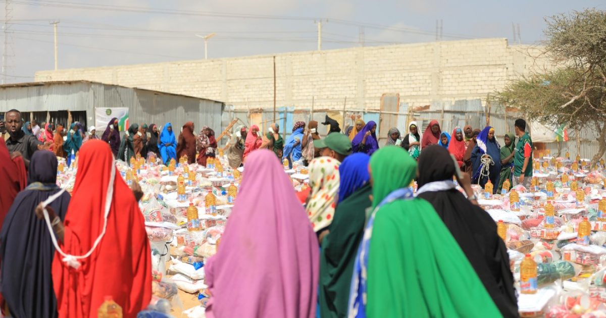 Hay’adda SOMDA Oo Deeqo Kala Duwan U Qeybisay Barakacayaasha Ku Sugay D.Deyniile