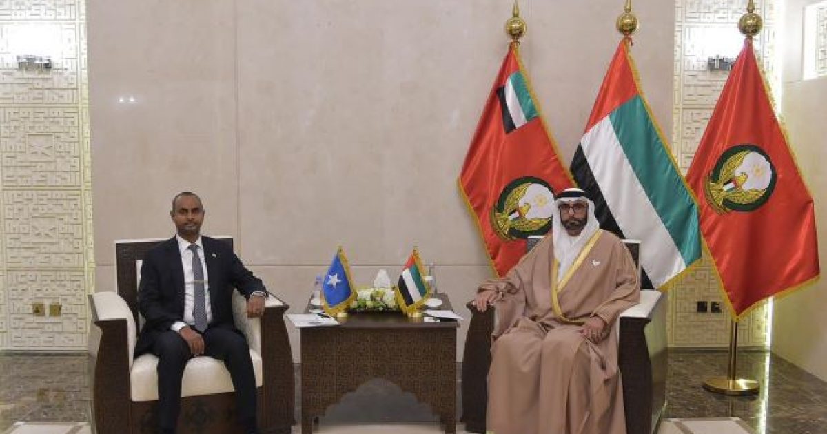 Wasiirka Difaaca Soomaaliya oo heshiis militeri la saxiixday Imaaraadka.