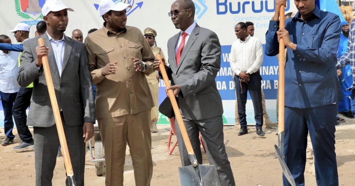 Guddoomiyaha gobalka Banaadir oo dhagax dhigay dhismaha waddo muhiim ah