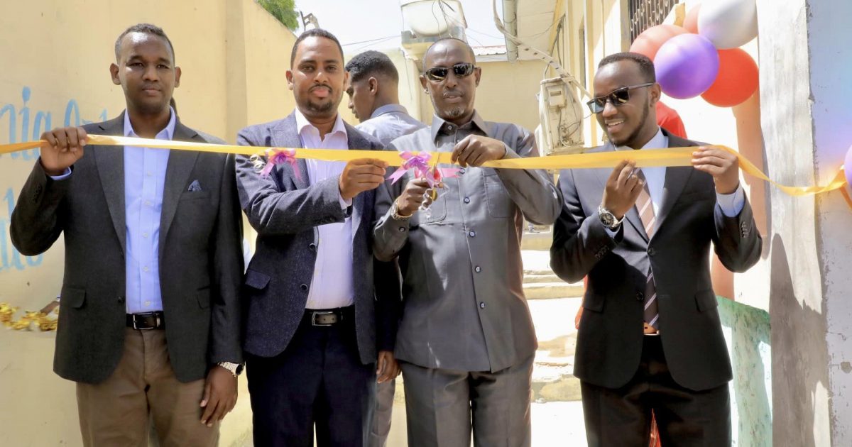 Guddoomiyaha Gobolka Banaadir oo xariga ka jaray Xafiiska Waaxda Dad-dhigista ee Degmooyinka Qeybta Galbeed ee Gobolka Banaadir