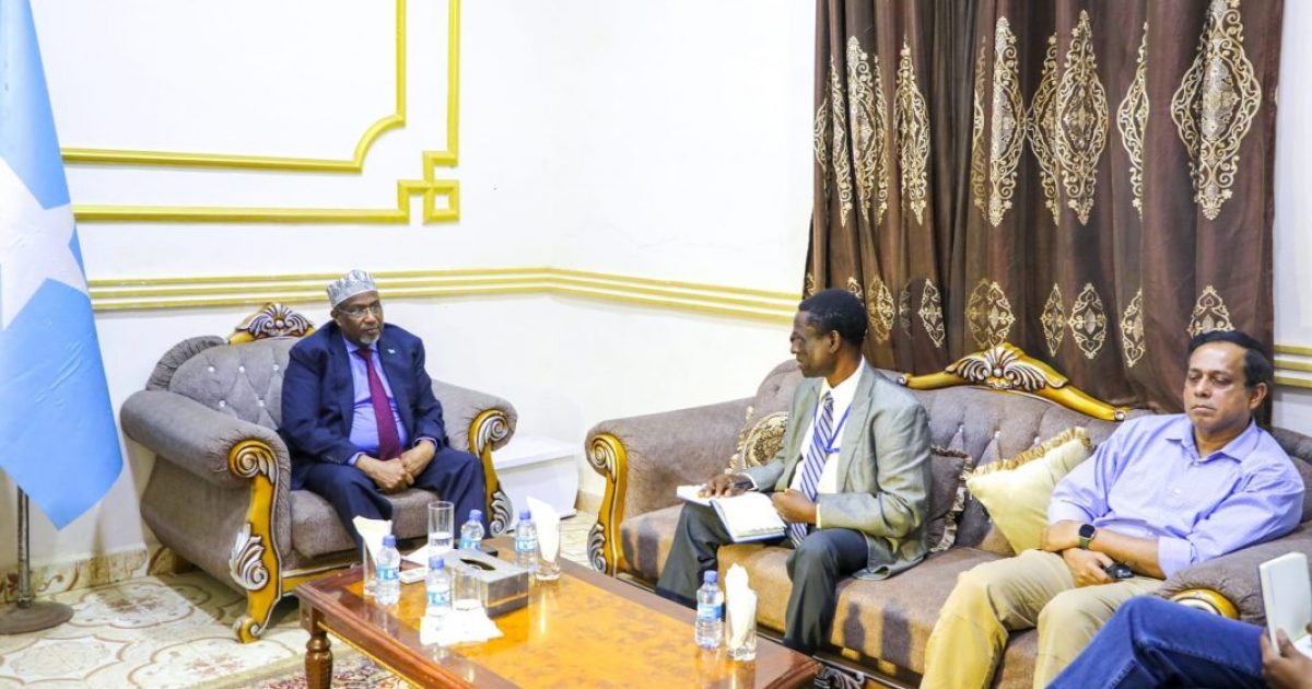 Speaker of the Somali Parliament meets UNSOM Political Affairs officer