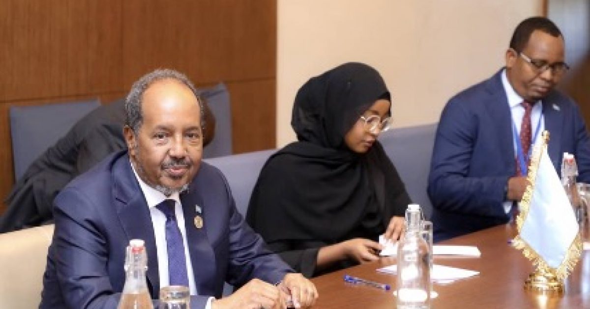 Madaxweyne Xasan Sheekh oo la kulmay dhiggiisa dalka Kenya