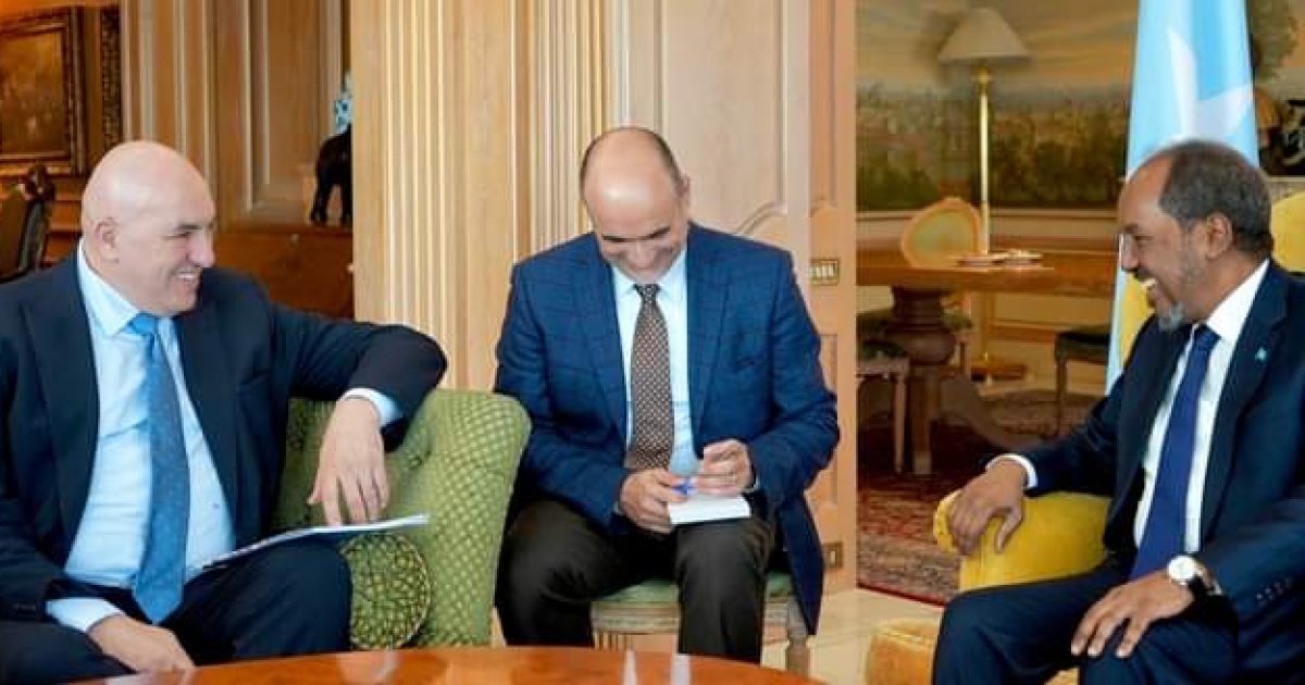 Sawirro: Madaxweyne Xasan oo dagaalka Khawaarijta kala hadlay Wasiir Difaaca Talyaaniga