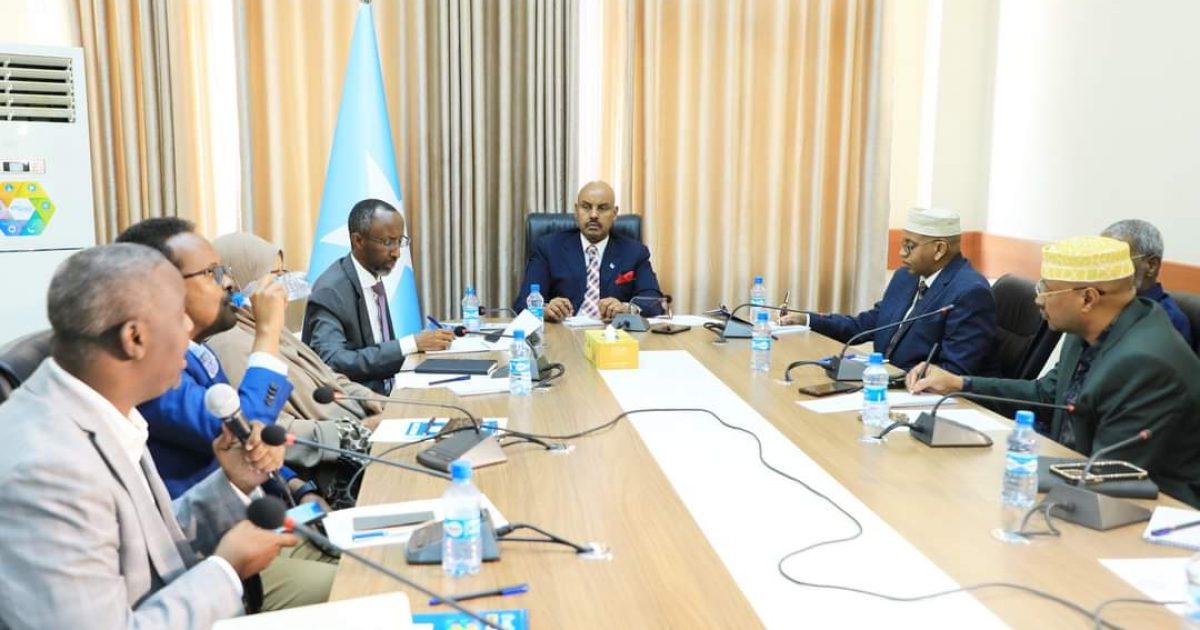 Guddiga adeegga Bulshada ee Aqalka Sare oo xafiiskooda ugu yeeray Wasiirka Waxbarshada