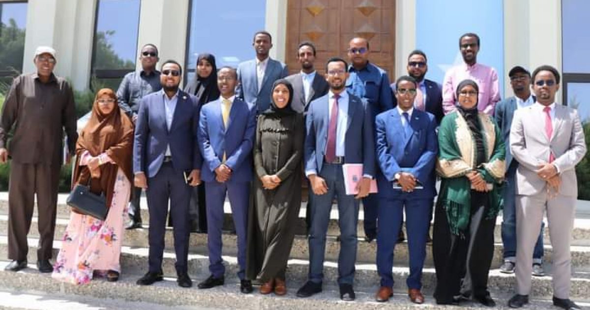 Guddoomiyaha Guddiga Shaqaalaha Rayidka oo Baarlamaanka hortegay